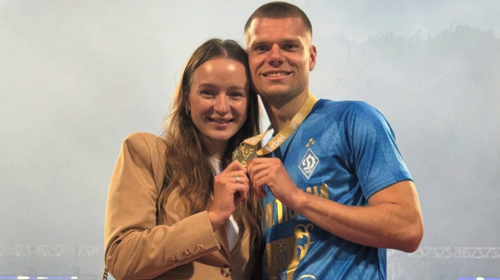 В чем вы держите валюту? Жена игрока Динамо показала неожиданное хобби футболиста