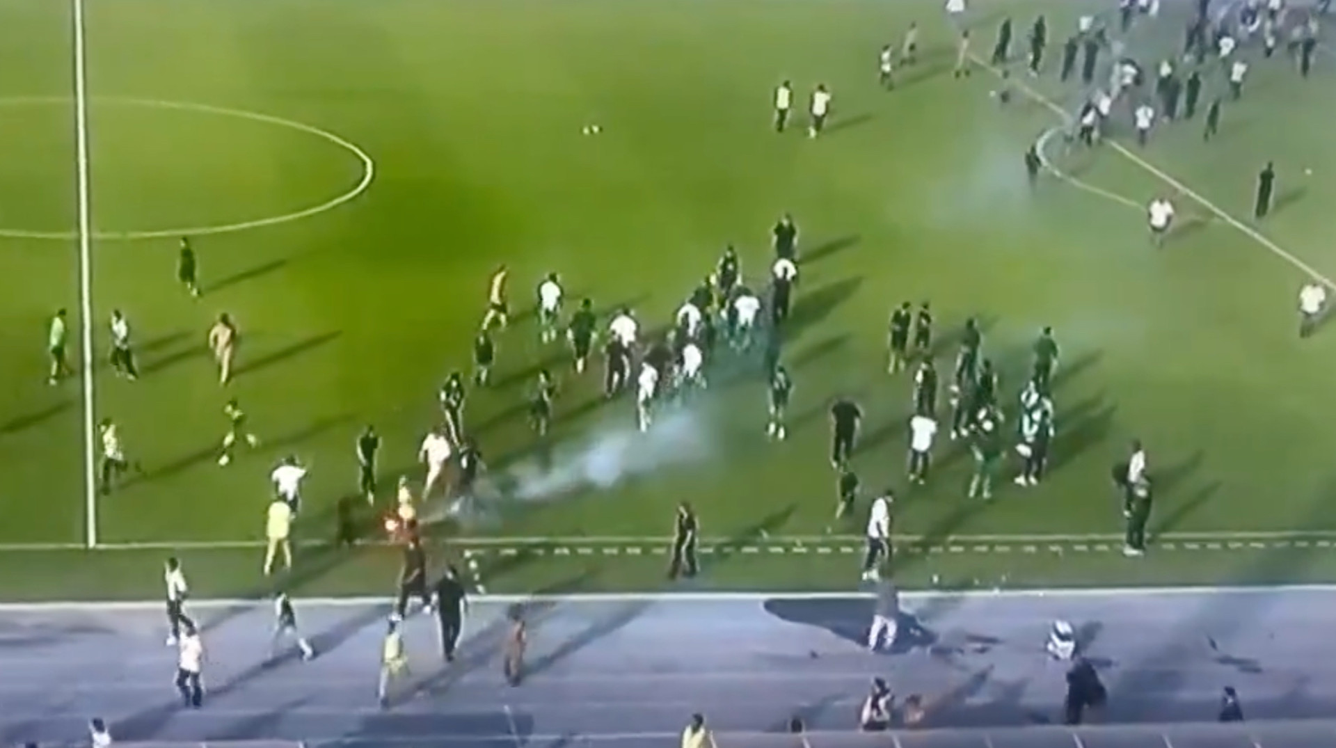 Матч у Лівії завершився пеклом: фанати вдерлися на поле, спалили автобус і атакували охорону