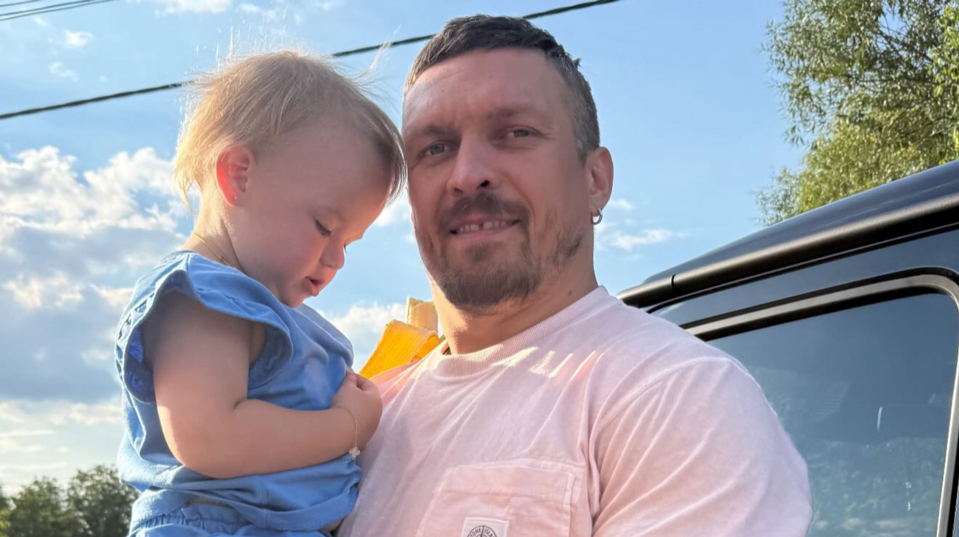 Долгожданное возвращение домой: Усик растрогал соцсети нежными кадрами с дочкой