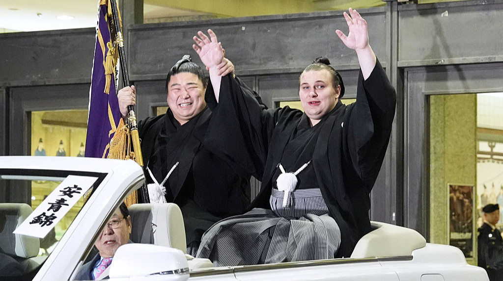 10 мільйонів, саке, тонна овочів і сувеніри: що отримав сумоїст Аонішікі за перемогу на Hatsu Basho