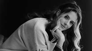 Магучіх розчулила мережу: стильні чорно-білі фото, светр із ведмедиком і трохи магії