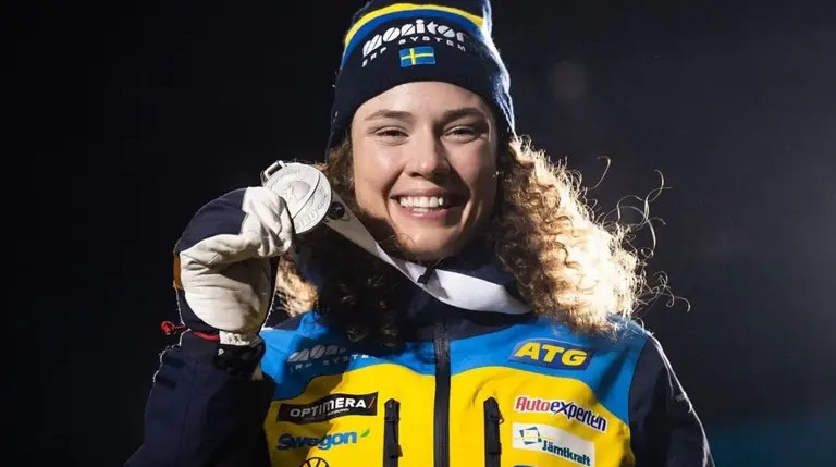 Звездная биатлонистка подарила выигранную на Кубке мира медаль маленькой болельщице