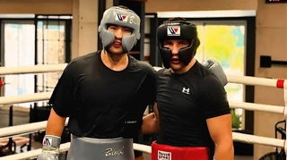 Українець Великовський допомагає росіянину Біволу готуватися до бою в Єкатеринбурзі