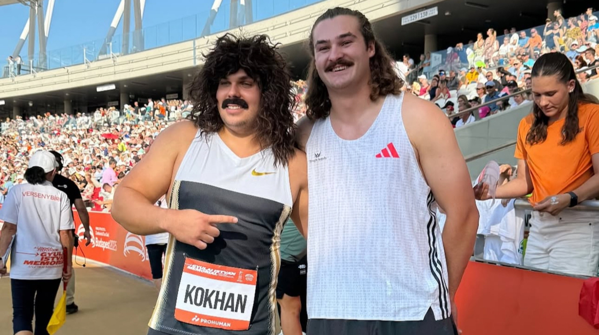 Кохан влаштував шоу в Будапешті: вийшов у перуці та вусах, пародіюючи суперника