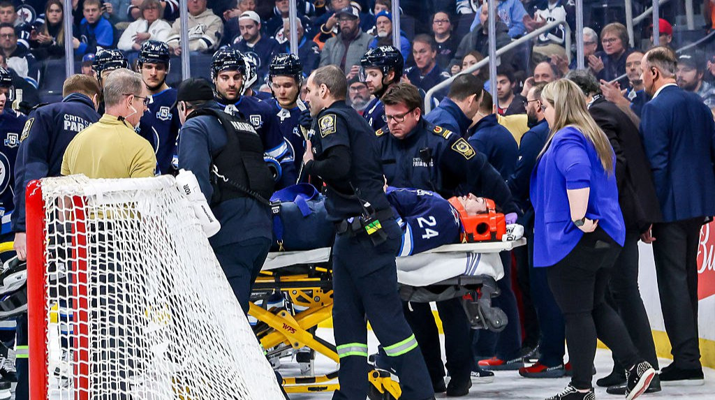 Игрока Виннипег Джетс вынесли на носилках после удара о борт в игре с Вегас Голден Найтс