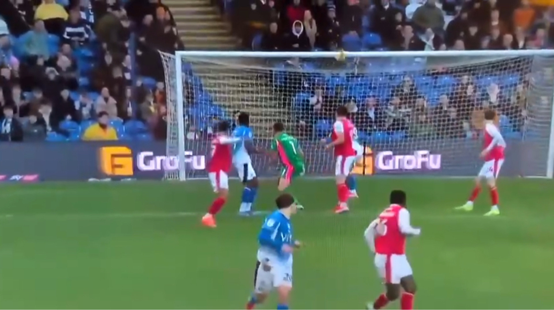 Найбезглуздіший автогол року: воротар влучив м’ячем у сідниці свого ж захисника