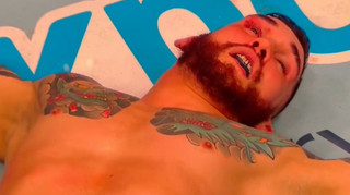 Театр за ним плаче: боєць UFC симулював нокаут після забороненого удару, щоб виграти поєдинок