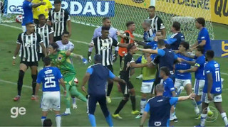 23 удаления за массовую драку команд: в Бразилии побили рекорд по количеству красных карточек