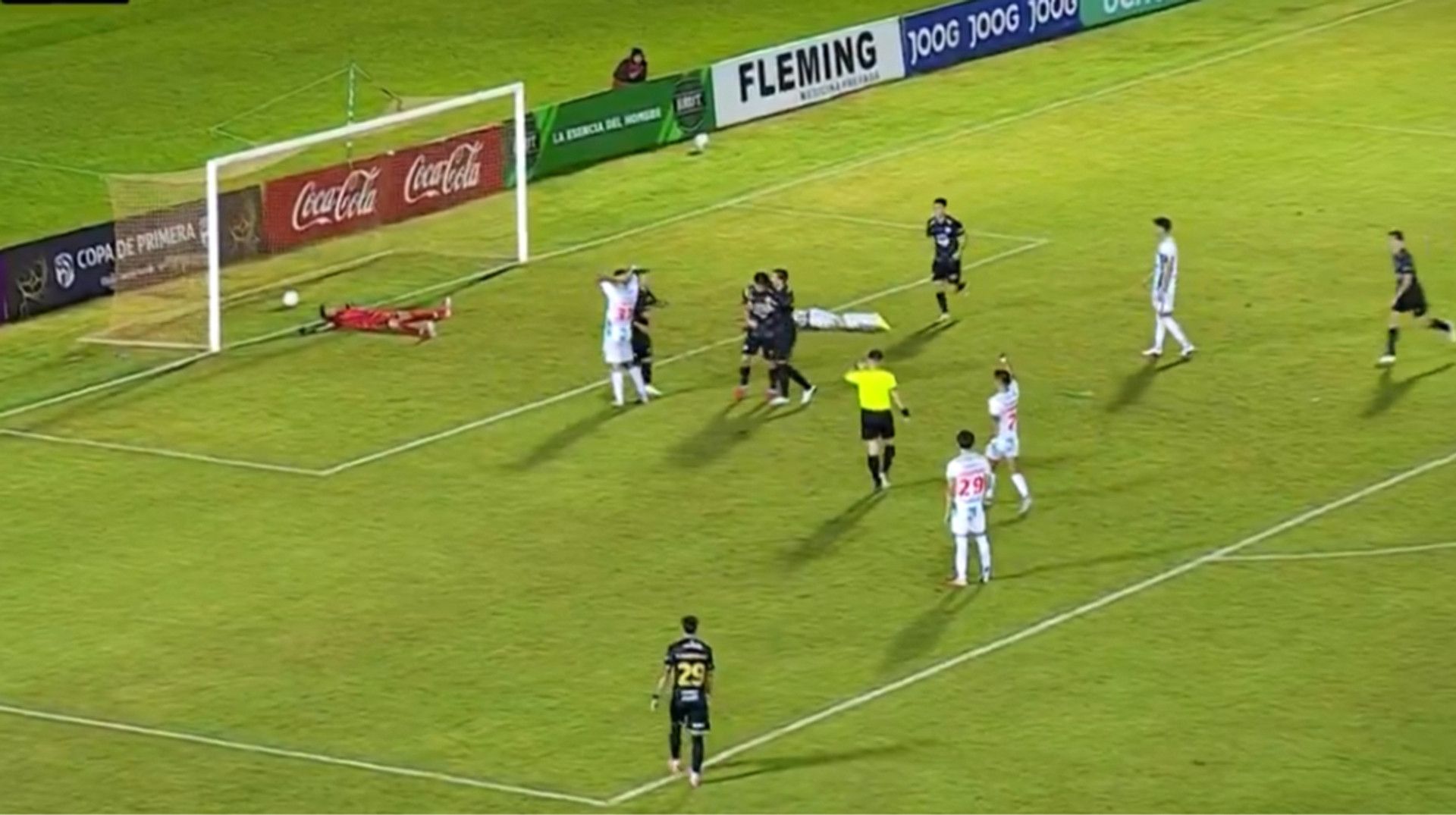 Пенальті, промах і гол з анекдоту: у Парагваї забили найабсурдніший м’яч сезону