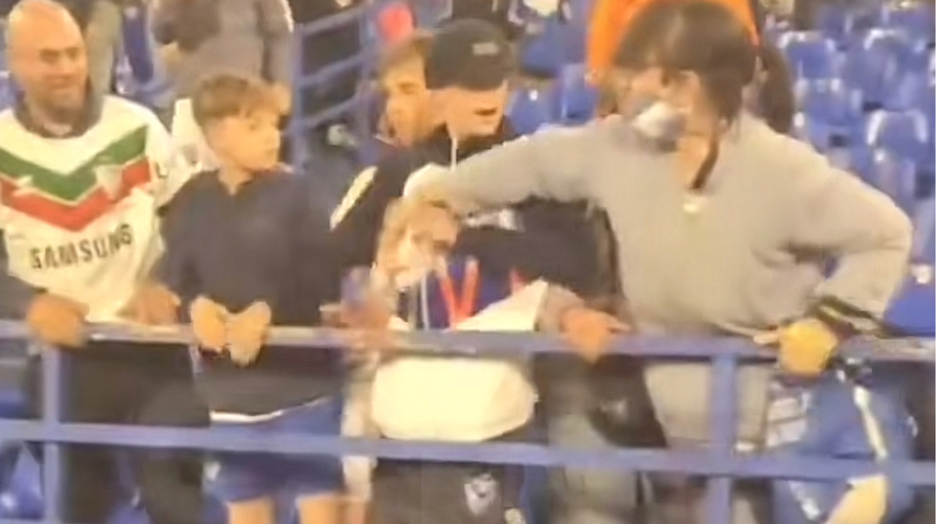 Скандал на матче в Аргентине: женщина выхватила у мальчика футболку, подаренную футболистом