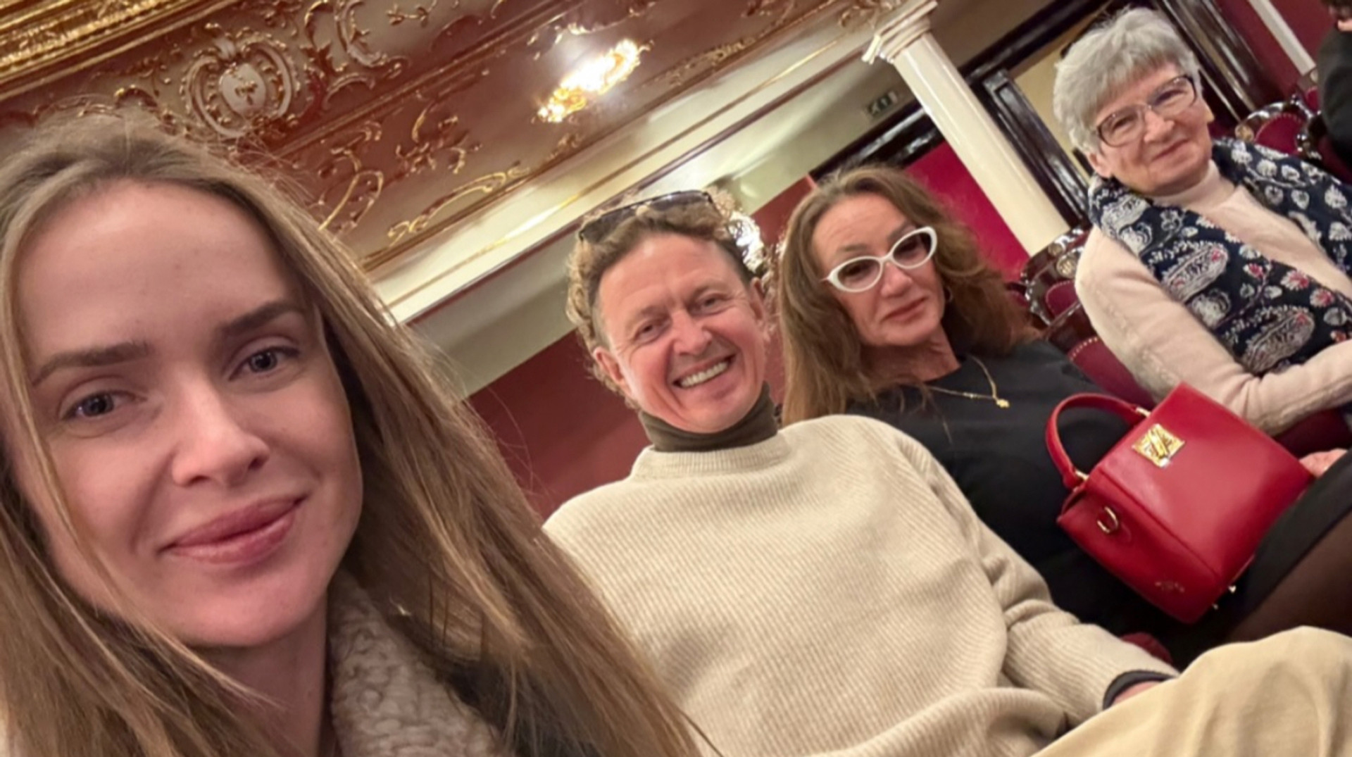 Семейная идиллия: Свитолина поделилась милым фото с родными из оперного театра в Одессе