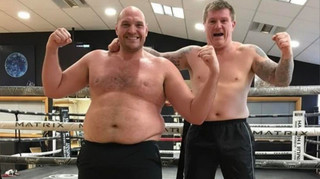 Ф'юрі вийшов на бій проти Махмудова у шортах на честь легендарного загиблого боксера