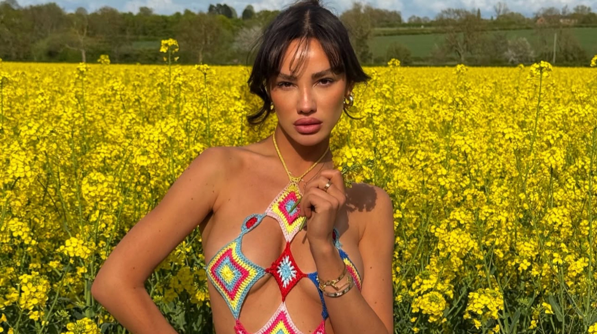 Ексдівчина зірки англійського футболу вразила соцмережі відвертим образом серед квітів