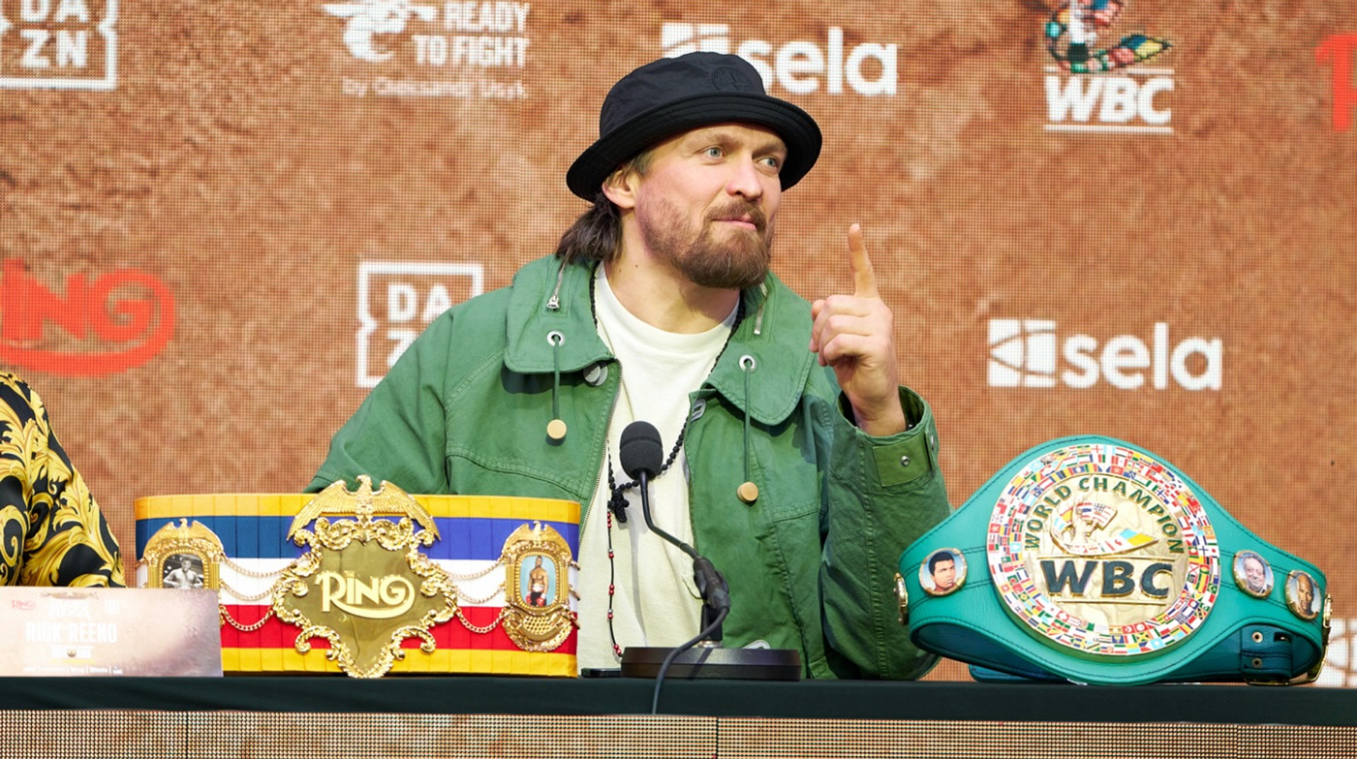 Усик запалив перед боєм з Верховеном: український чемпіон показав тренування з танцями