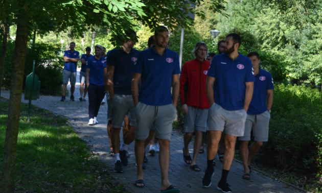 Гравці Мотора прогулялися Веспремом перед грою Ліги чемпіонів