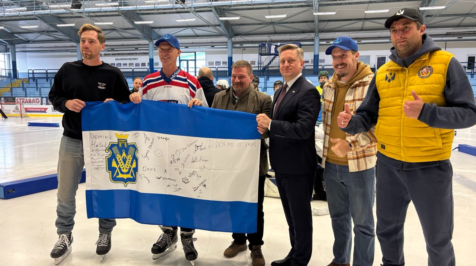 Олімпійський чемпіон зустрівся з юними українськими хокеїстами в Чехії