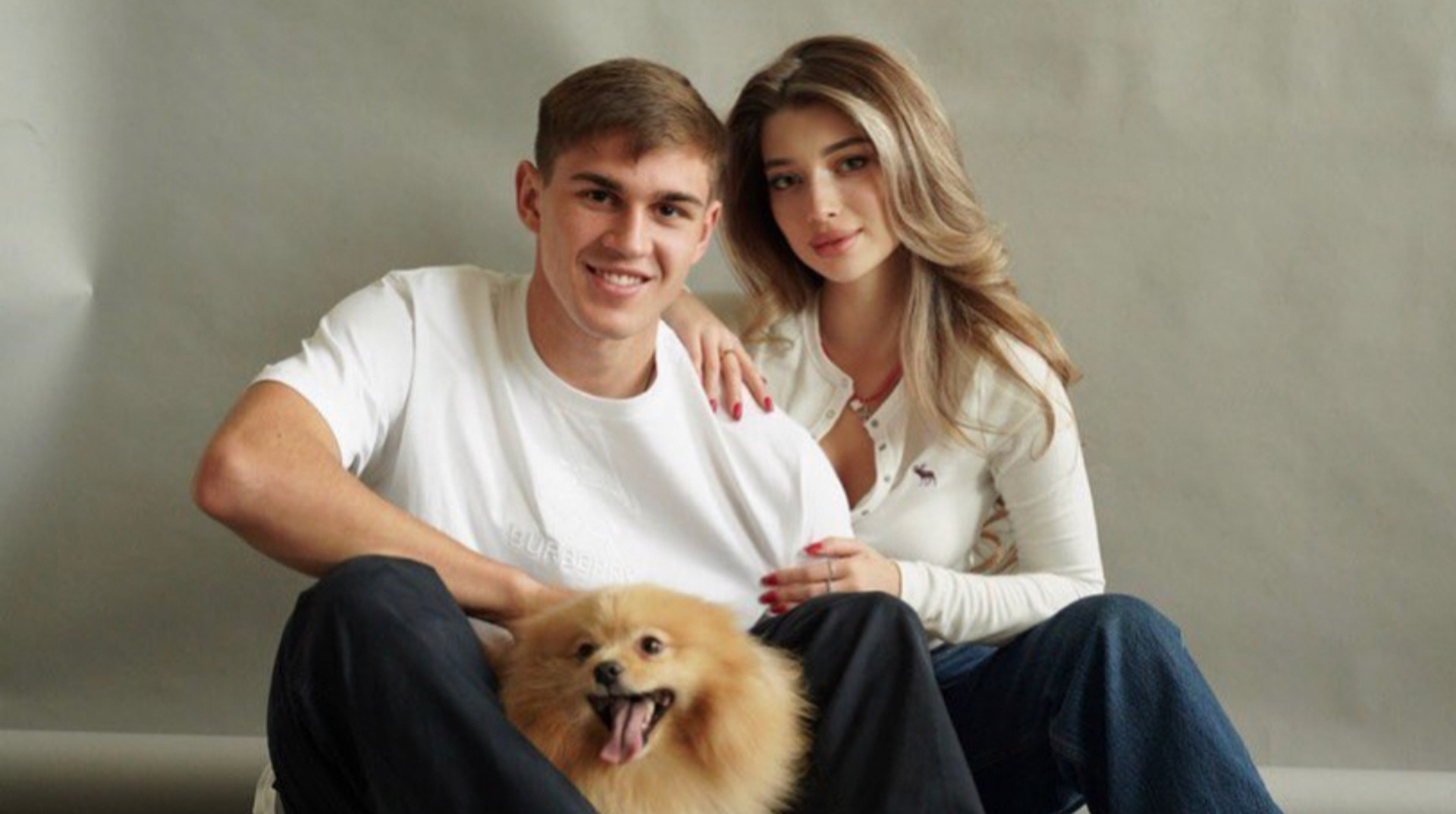 Троллинг дня: возлюбленная хавбека сборной Украины показала его любимую привычку на поле