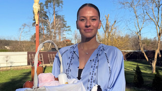 Костюк привітала фанатів із Великоднем сімейним фотосетом із храму в Києві