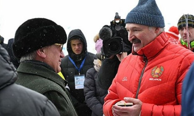 Легендарний олімпійський чемпіон носить фотографію Лукашенка поряд з іконами