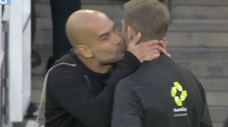 Несподіваний прояв любові: Гвардіола поцілував арбітра під час матчу з Арсеналом