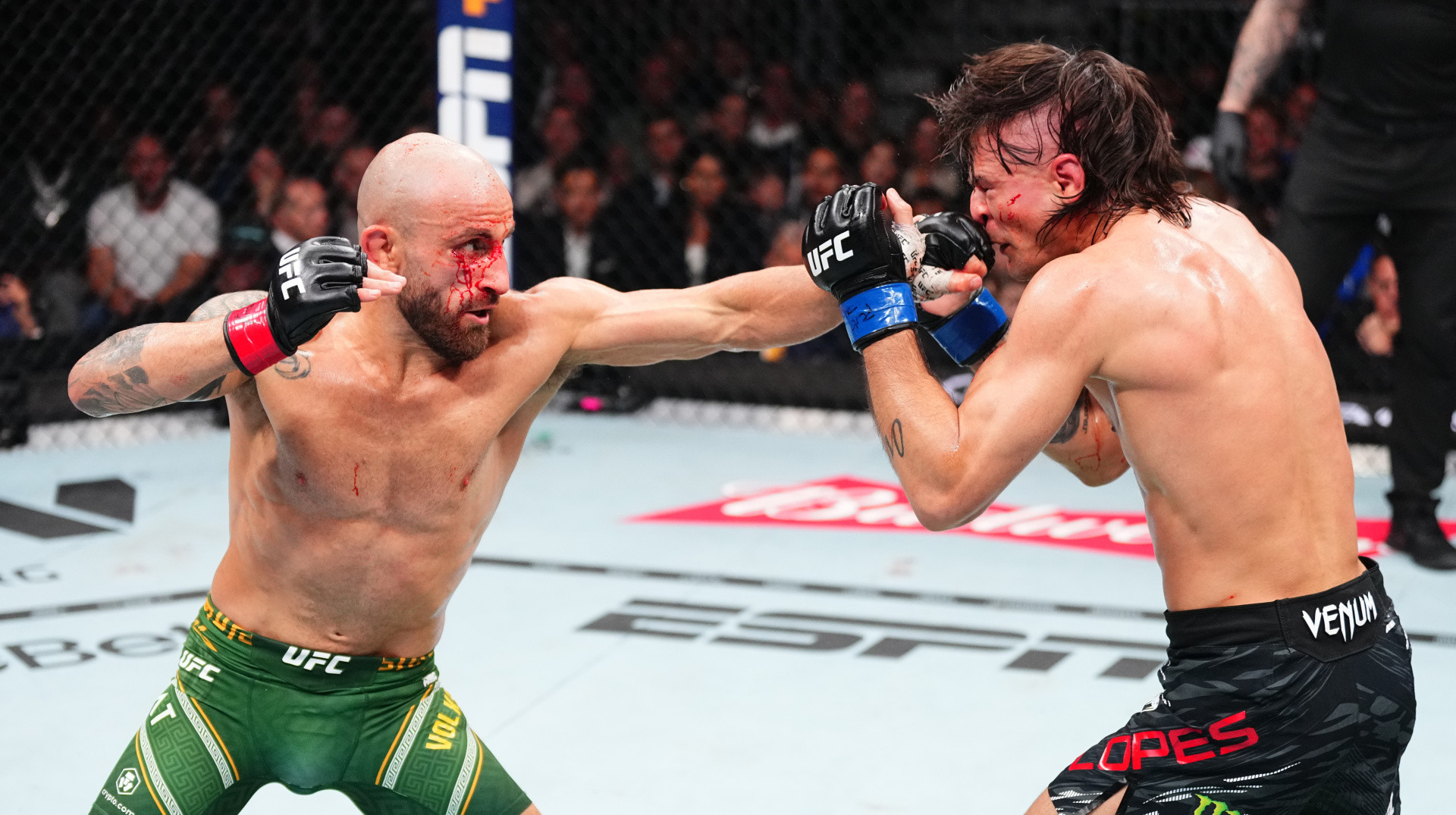 Волкановски победил Лопеса и защитил титул чемпиона UFC