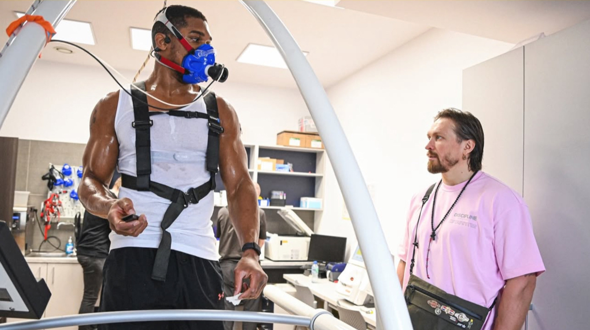 Джошуа у ролі няні: британець засвітився у милому відео з синами Усика