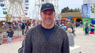 Скористався моментом для відпочинку: тренера Барселони помітили на атракціонах у парку розваг