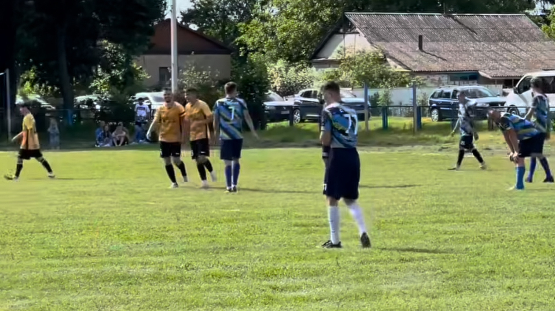 Красота из украинских глубинок: игрок любительского клуба повторил легендарный гол ударом скорпиона