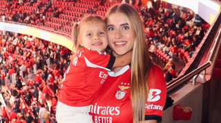 Мила підтримка: дружина Судакова разом із донькою та мамою завітала матч Бенфіки