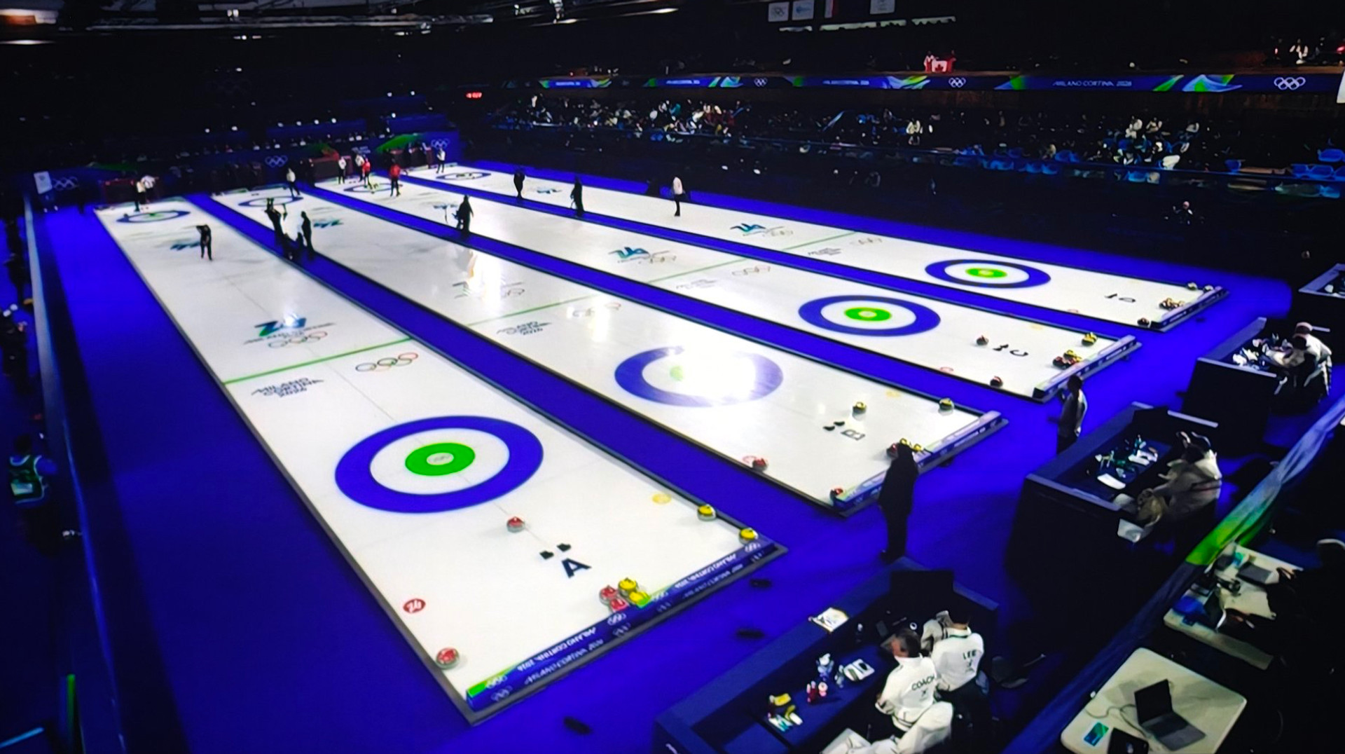 Олимпиада-2026 началась с курьеза: соревнования по керлингу прервали из-за отключения света