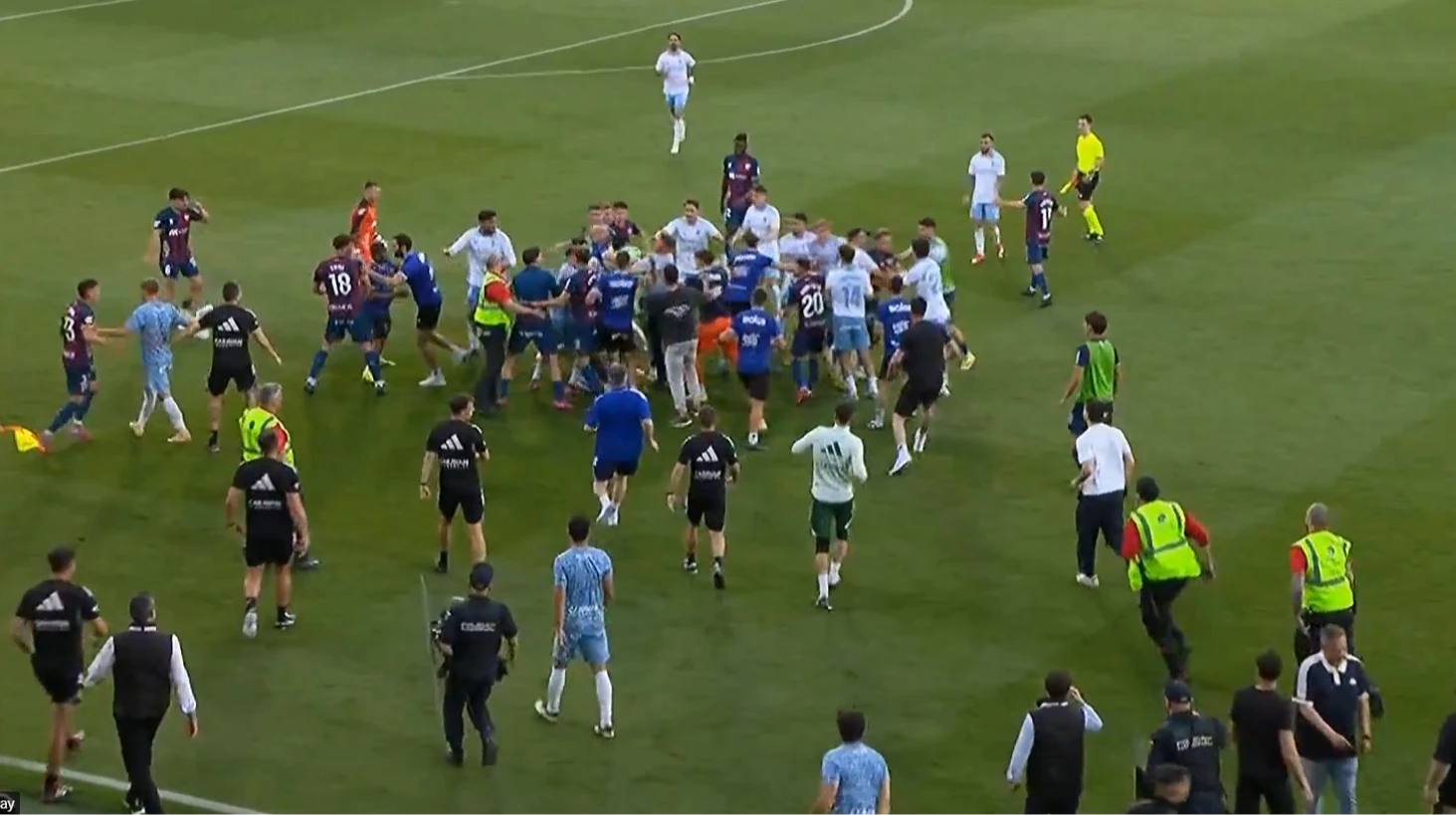 Воротар Сарагоси нокаутував суперника, спровокувавши масову бійку