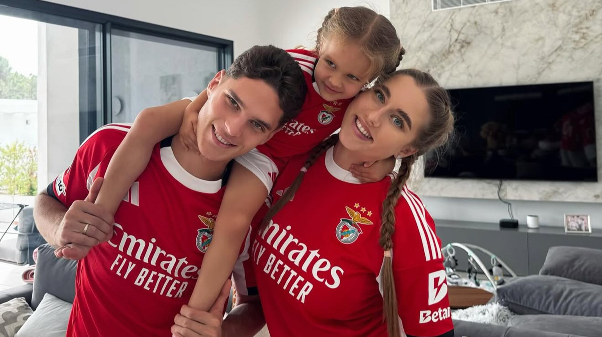 Семейная идиллия: жена Судакова показала трогательные фото с дочками