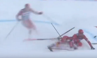 Бий свого! Російські лижники зіткнулись перед фінішем і втратили медалі