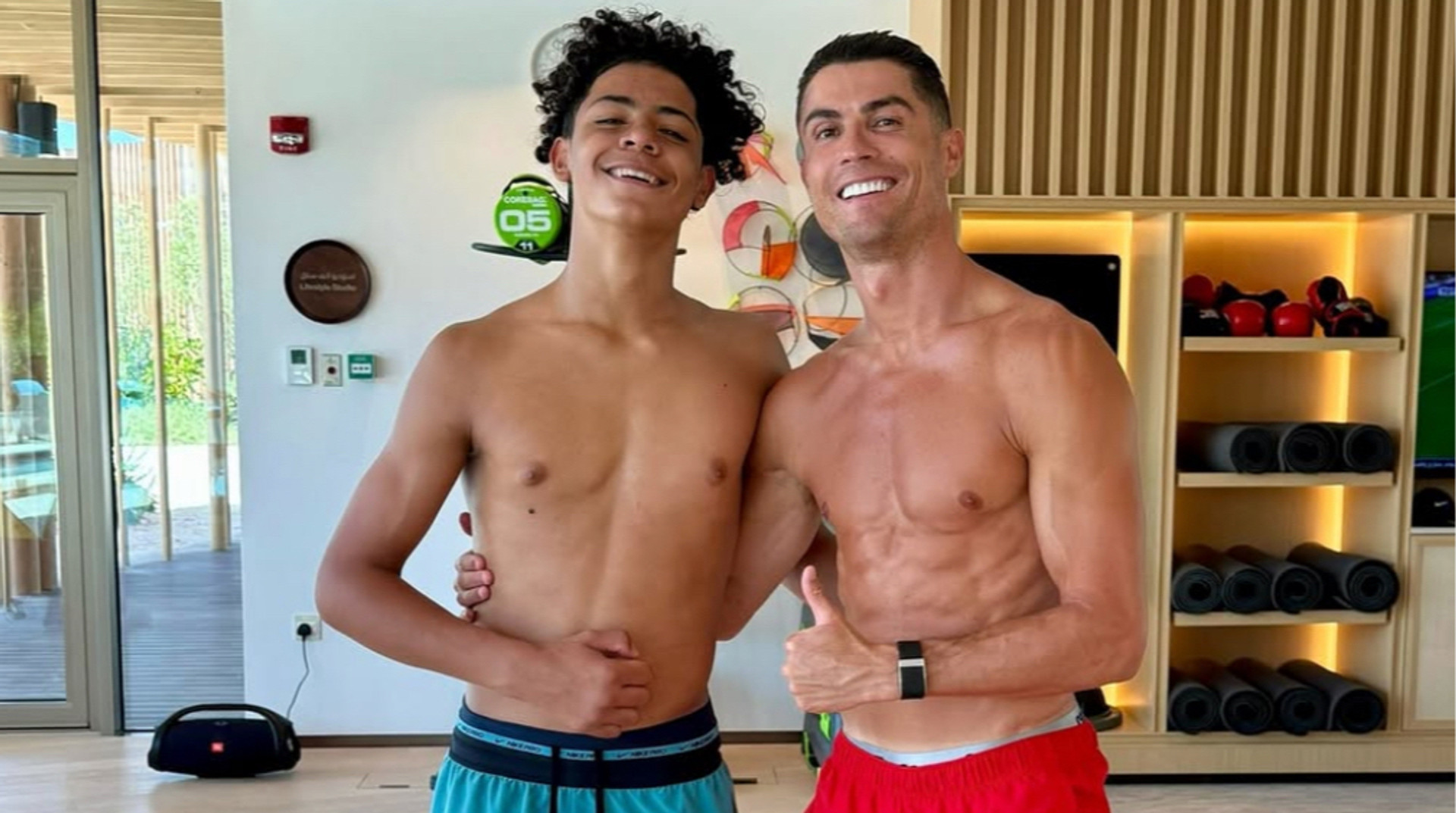 Вже вищий за батька: Роналду здивував фанатів новим фото з сином