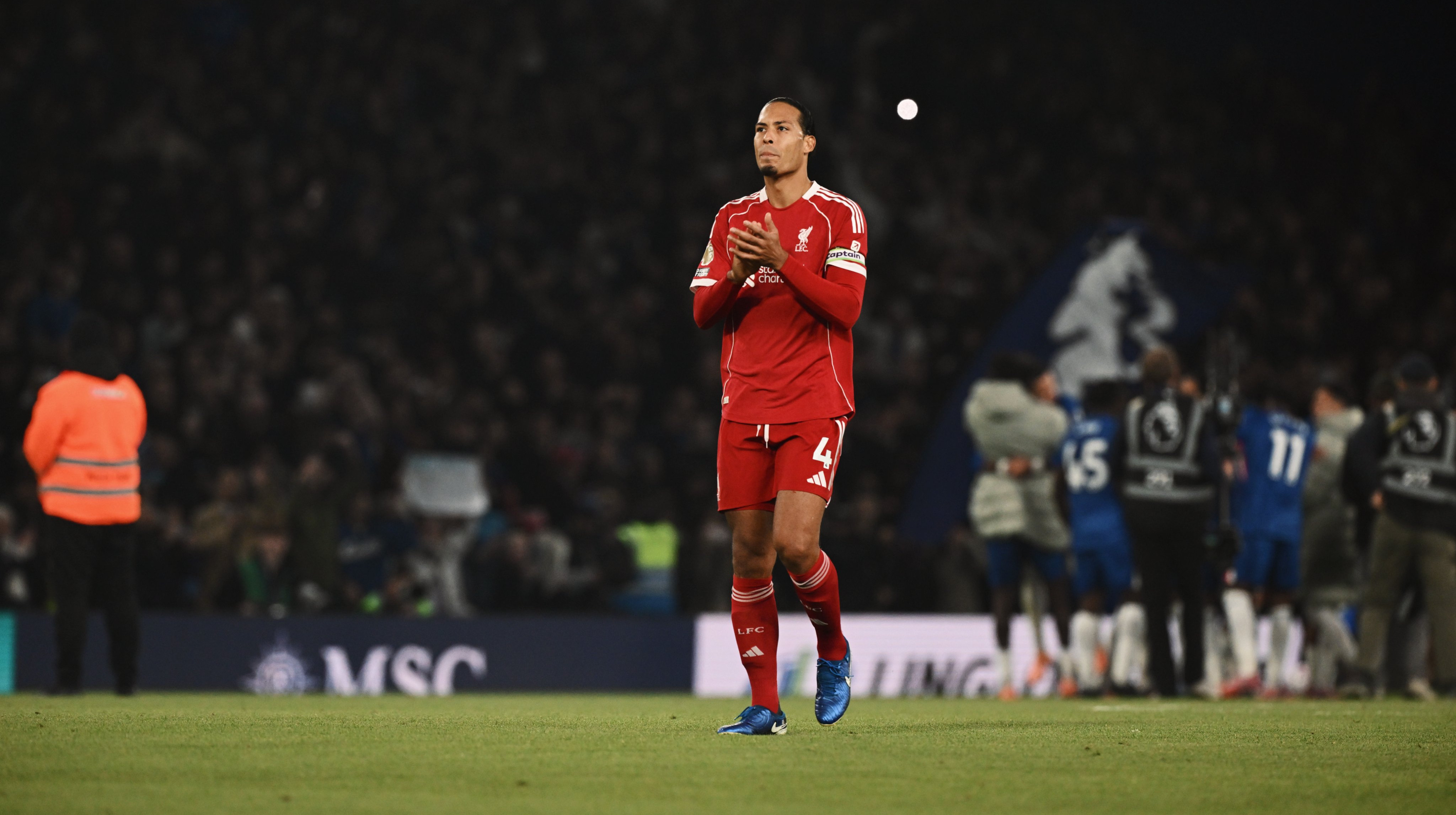 Водія автобуса звільнили за те, що він вийшов на роботу в футболці Ліверпуля