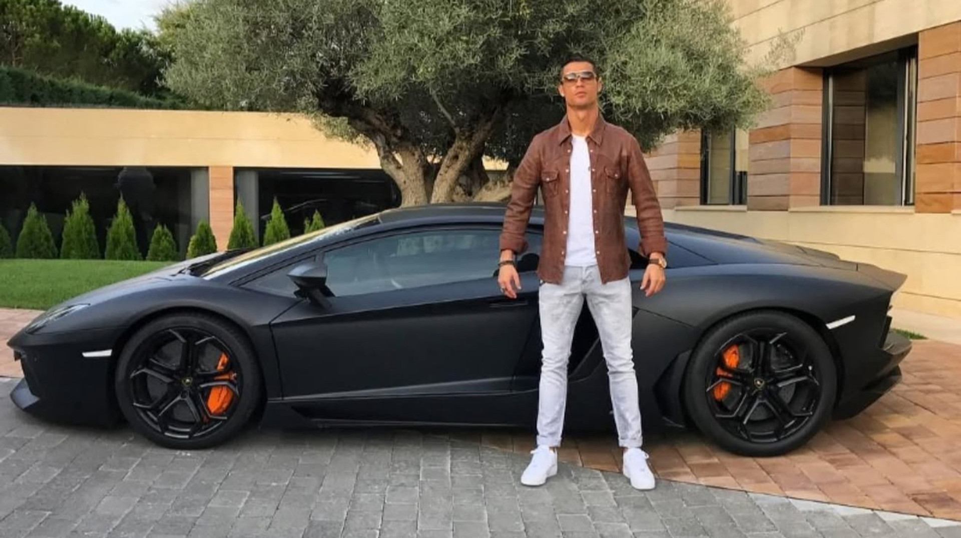 Потерял счет машинам: Роналду не смог назвать точное количество машин в своем гараже