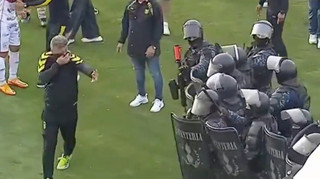 Скандальне рішення арбітра у матчі чемпіонату Аргентини завершилося масовою бійкою і сльозогінним газом