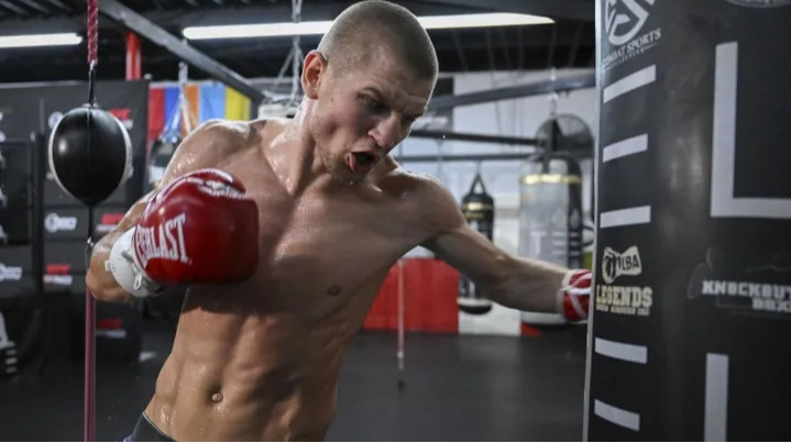 Гвоздик и Богачук провели взвешивание накануне шоу Zuffa Boxing