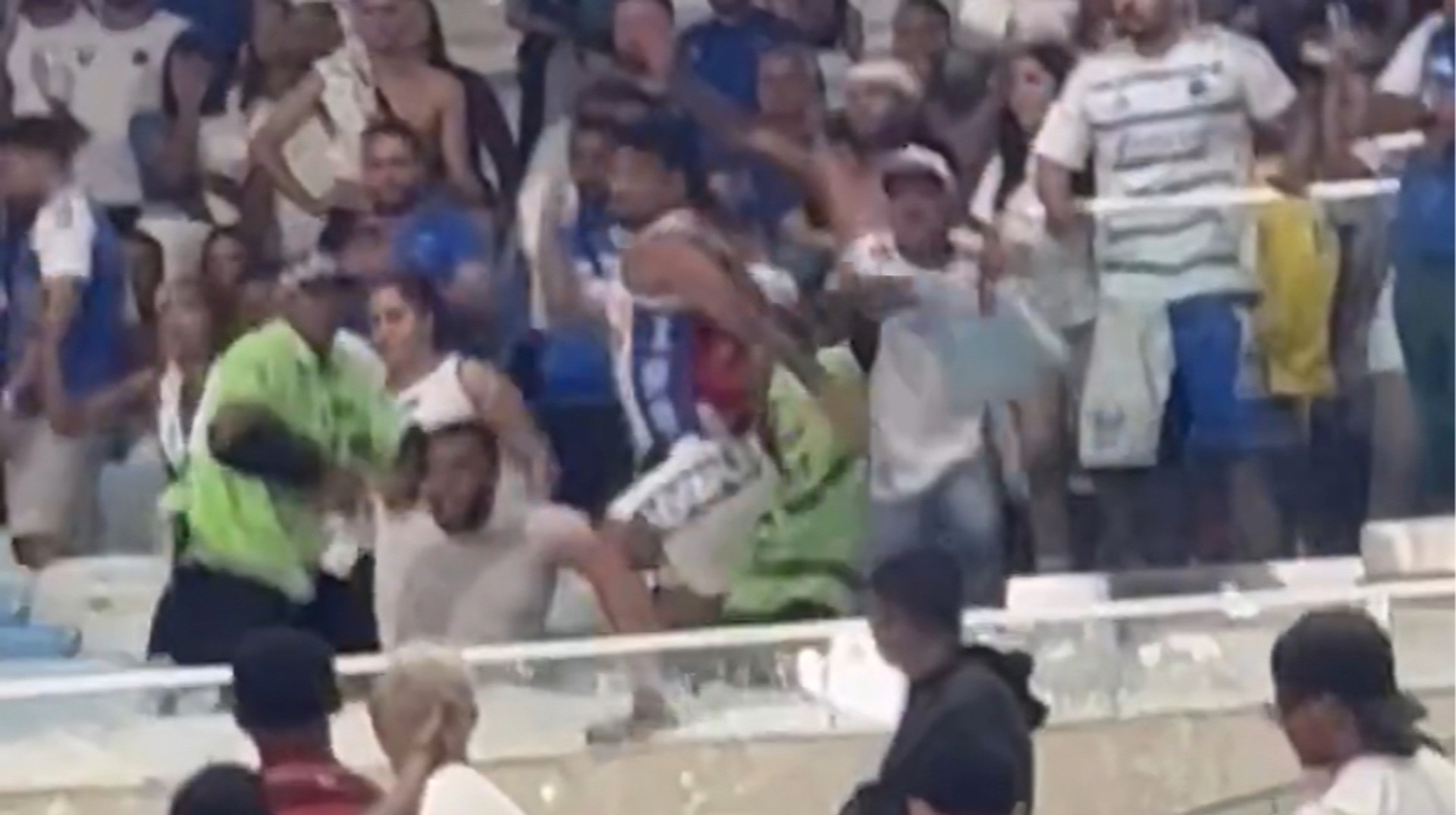 Засмутився через поразку: у Бразилії розлючений фанат жбурнув крісло у натовп після матчу