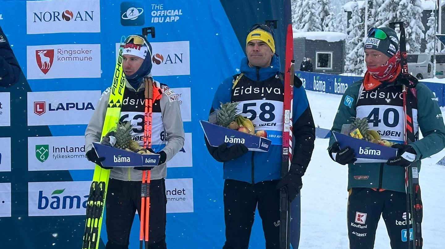 Тренер збірної України пояснив, чому на ЧЄ-2026 біатлоністів нагороджували фруктами замість квітів