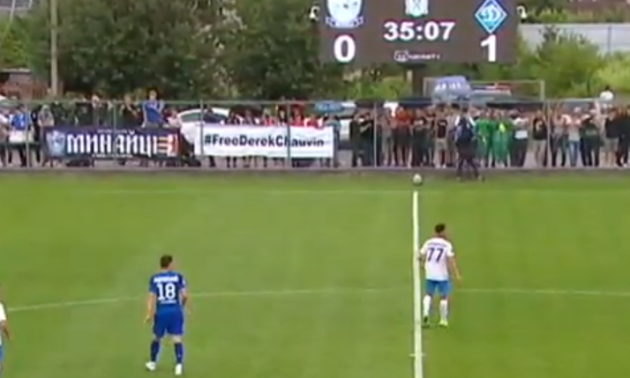 На матчі Минай - Динамо вивісили банер на підтримку американського поліцейського, який убив Флойда