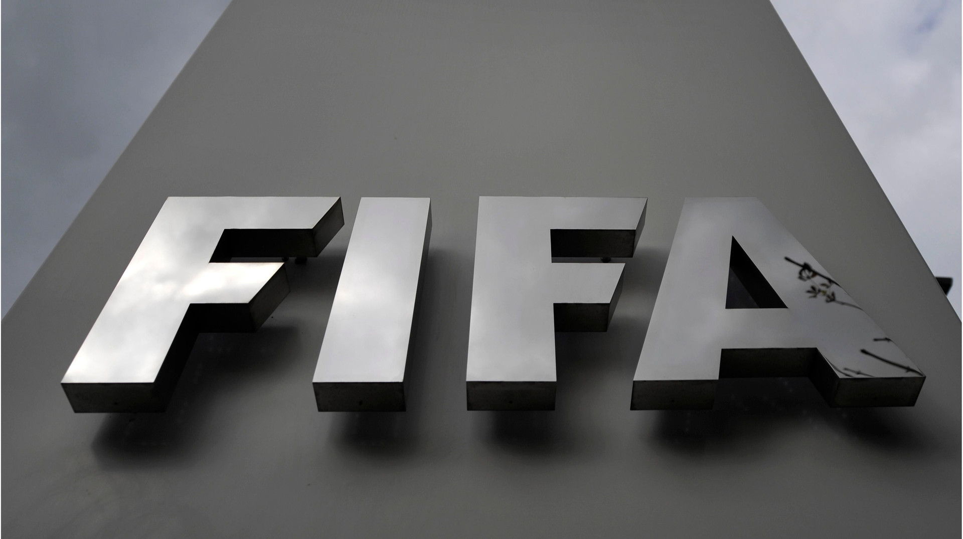 Очередной скандал ФИФА: как на плакате к ЧМ-2024 оказался россиянин