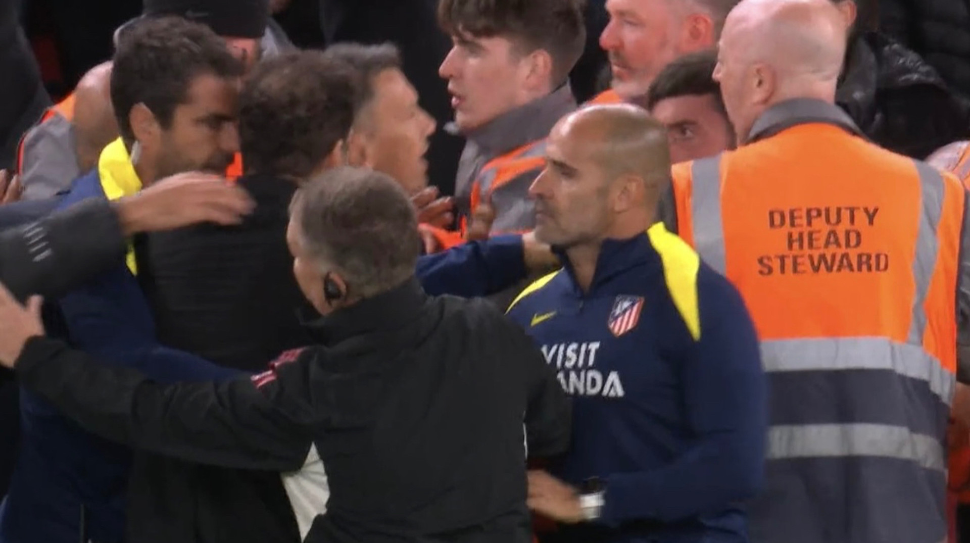 Тренер Атлетико отримав червону картку у матчі з Ліверпулем за бійку з фанатом