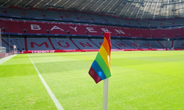 Баварія вивісила кутові прапорці на Альянц Арені в підтримку ЛГБТ
