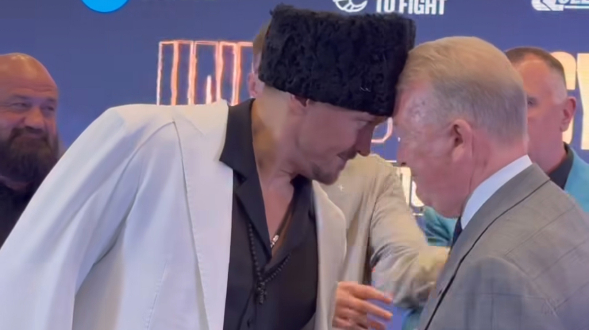 Напруга у повітрі: Усик провів гарячу битву поглядів із промоутером Дюбуа