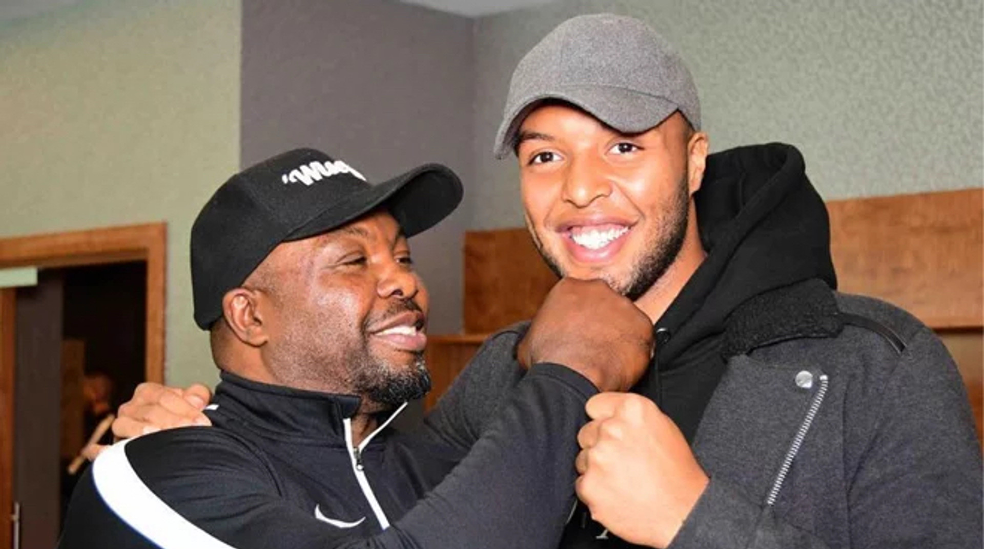 Не захотів битися командами у центрі Лондона: син тренера Дюбуа розсипався компліментами на адресу Усика