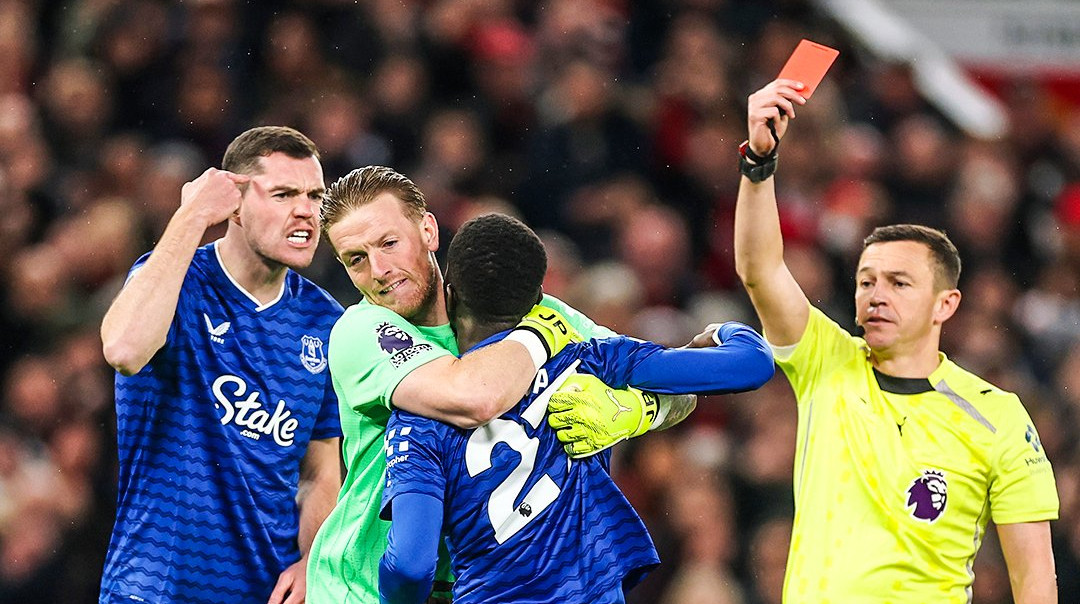 Півзахисник Евертона отримав вилучення за сутичку з одноклубником