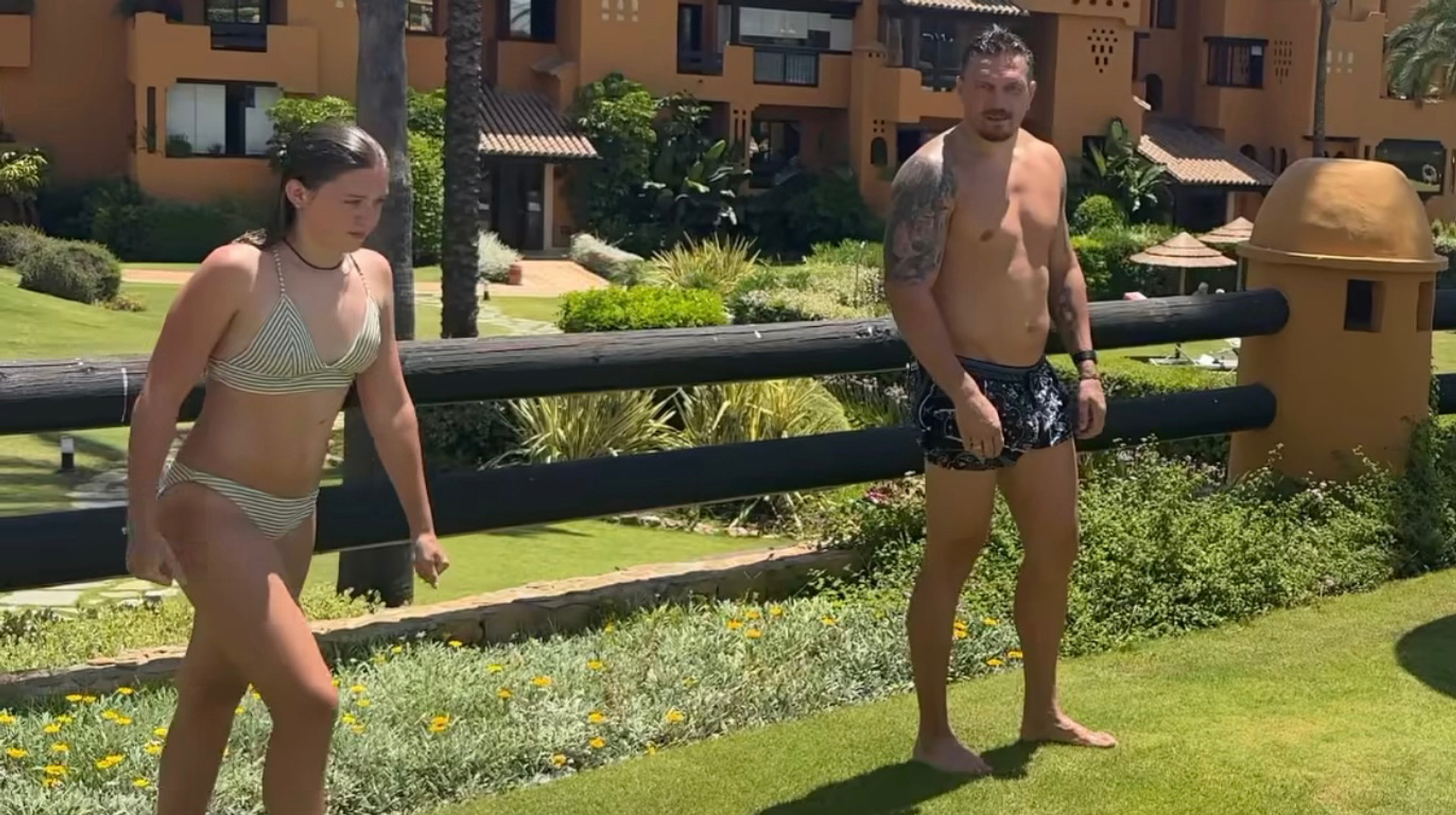 Усик весело проводит время с дочкой в Испании: фанаты оценили прыжок боксера в бассейн