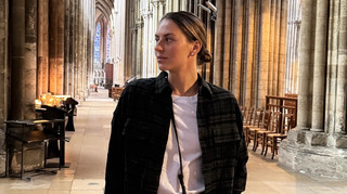 Костюк після перемоги на турнірі в Руані вразила фанатів стильним образом з місцевого собору