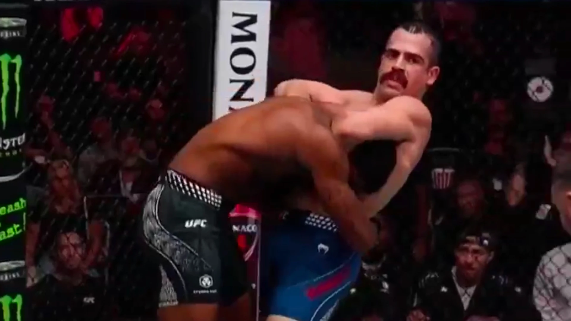 Полицейский против преступника: в UFC дебютировал бывший заместитель шерифа и за 57 секунд задушил соперника